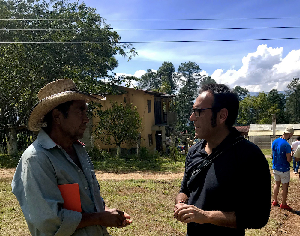 4 Intibuca Honduras Cooperativa conversando con nuestros agricultores.jpg
